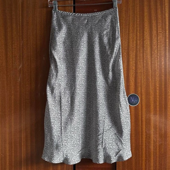 Elegant Black and White Midi Skirt - Picture 2 of 6